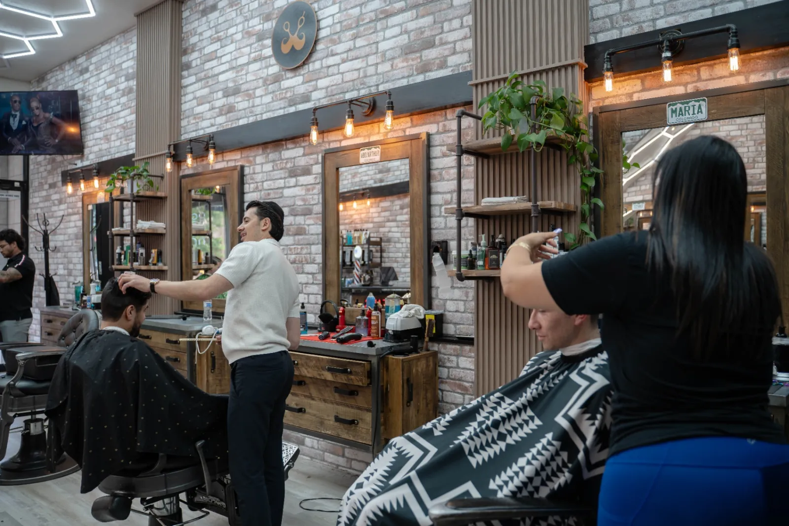 Barber vs Salon: Men's Haircut Comparison Guide
